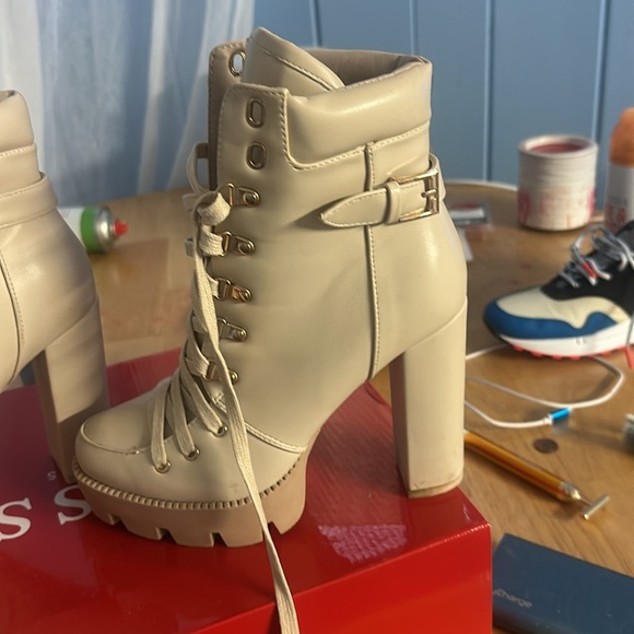 Guess - Picture 3 of 4